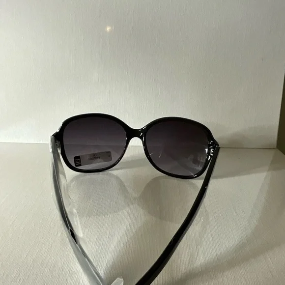 Elegant Black Sunglasses - Picture 4 of 5